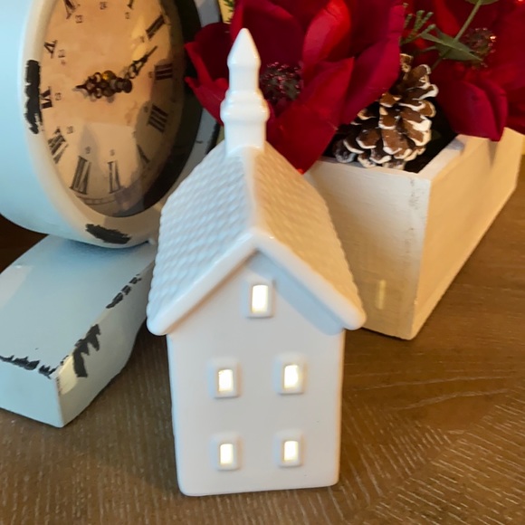 Last 1❗️Lighted Christmas Holiday White Ceramic Village Church - Picture 4 of 10